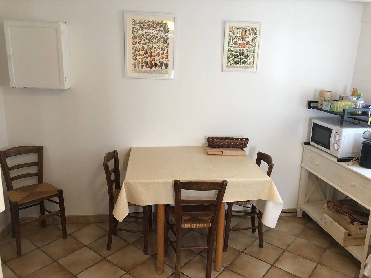 Countryside Retreat with Yoga and Massage Facilities, Near Historic Sites in Ouerre, Dreux region