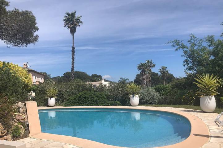 Villa pour 10 personnes, avec jacuzzi ainsi que piscine et jardin dans Boulouris