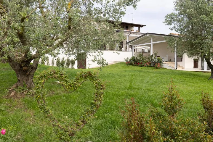 Rustico per 2 persone, con idromassaggio e giardino, adatto a famiglie con bambini - 1