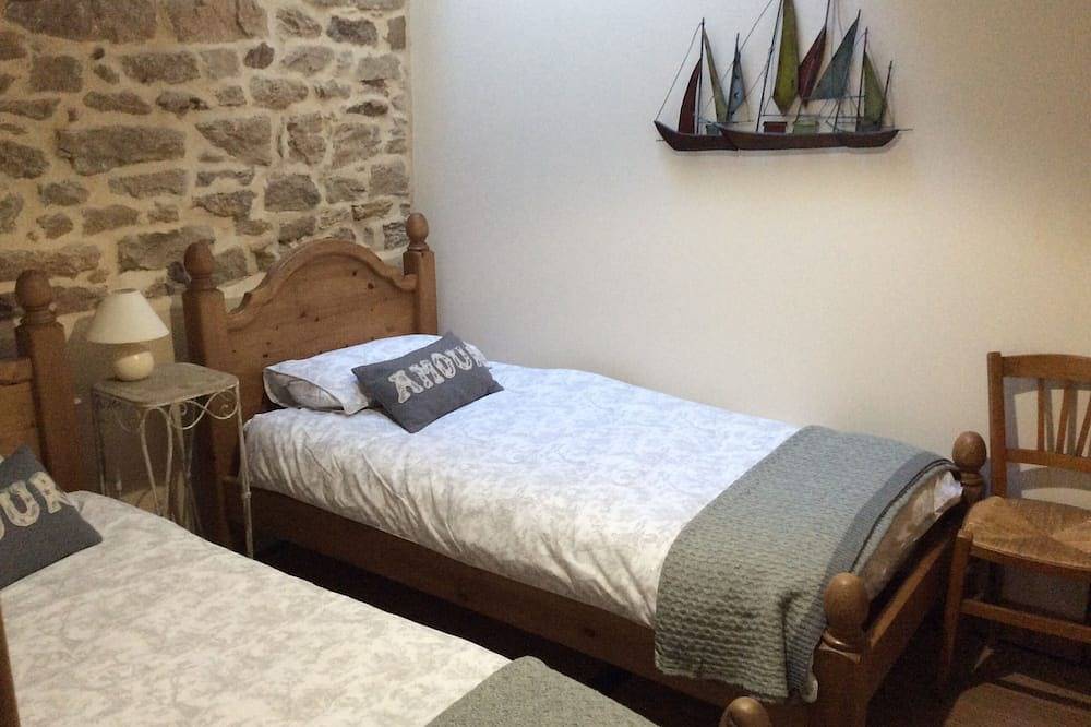 Gite attached to 15th Century Manor with heated pool and fishing lake in Plumaudan, Région de Dinan