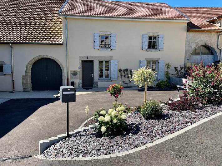 Location de vacances pour 8 personnes, avec Jacuzzi et Terrasse ainsi que Jardin et Vue dans Rouvres-la-Chétive