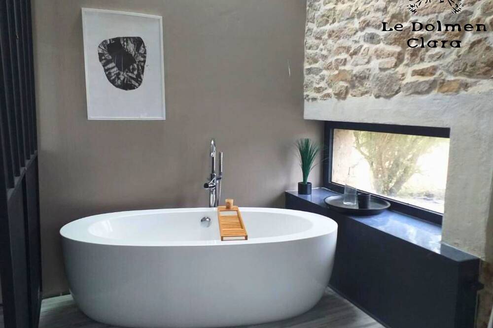 Le Loft du Dolmen Clara classé 5 étoiles, entre mer & campagne in Plounévez-Lochrist, Ceinture Dorée