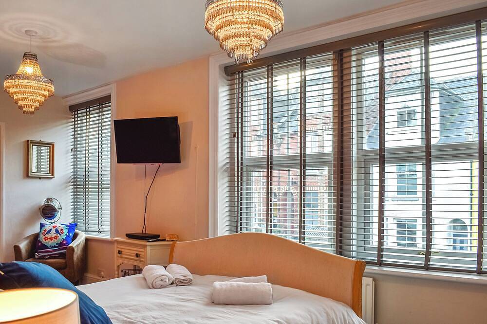 6 bedroom accommodation in Swanage in Swanage, Dorset