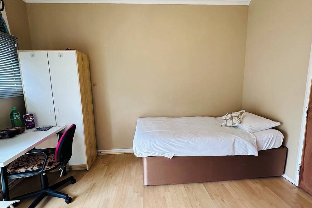 Twin Bedroom in Central London in Camden, London