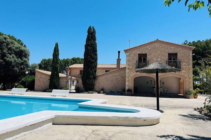 Familien-Gruppen-Haustierfreundliche Finca mit einzigartigem Pool &Pinienbäumen in Villena, Alicante Binnenland
