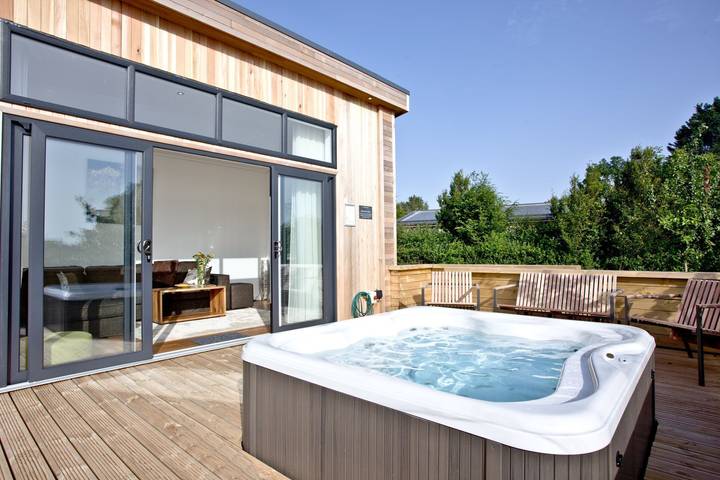 Lodge for 4 people, with hot tub in Cheddar