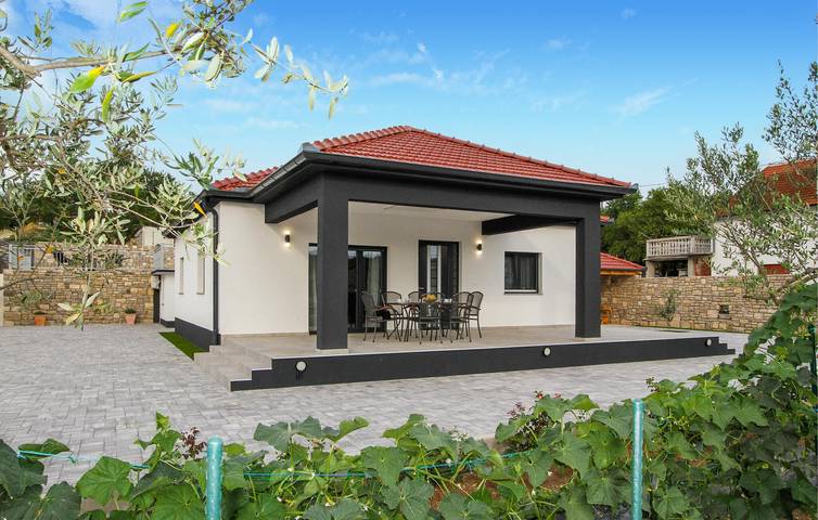 Geräumige 2-Zimmer-Wohnung mit Pool, WLAN und Terrasse in Skradin, Šibenik-Knin