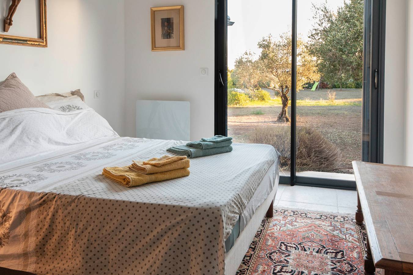 Bed and Breakfast 'Chambre 2' with Mountain View, Shared Pool and Wi-Fi in Aléria, Corte region