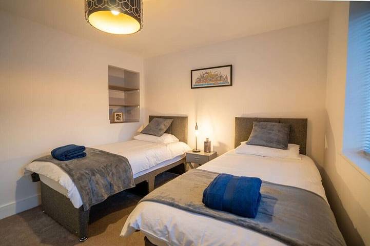 Appartement entier, Skyway First Floor Apartment is a 2 bedroom apartment with parking in Three Bridges in Crawley, Sussex de l'Ouest
