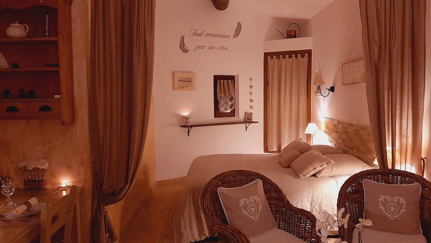 Chambre d’hôte pour 2 personnes, avec jardin et terrasse ainsi que piscine et jacuzzi, animaux acceptés