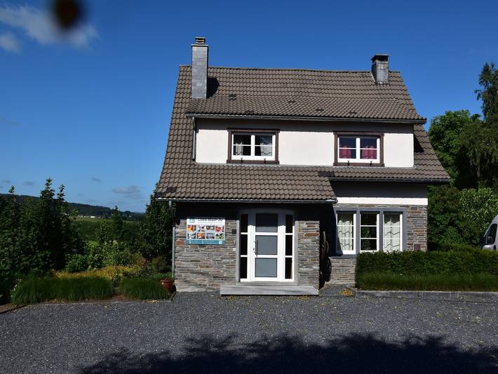 Location de vacances pour 10 personnes, avec terrasse ainsi que jardin et sauna, animaux acceptés à Trois-Ponts - 2