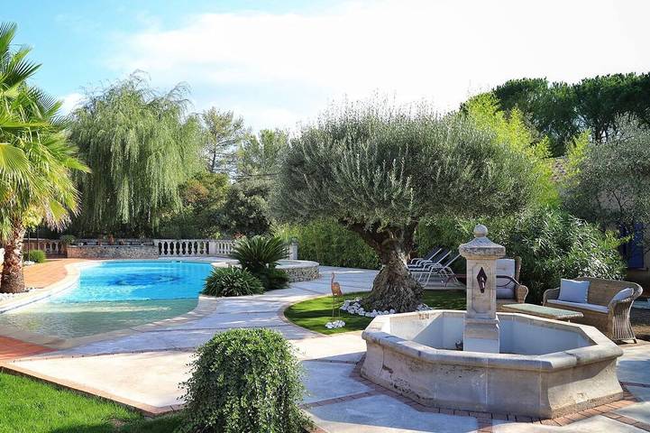 Location de vacances pour 2 personnes, avec Jacuzzi et Terrasse ainsi que Jardin et Piscine à Nages-et-Solorgues