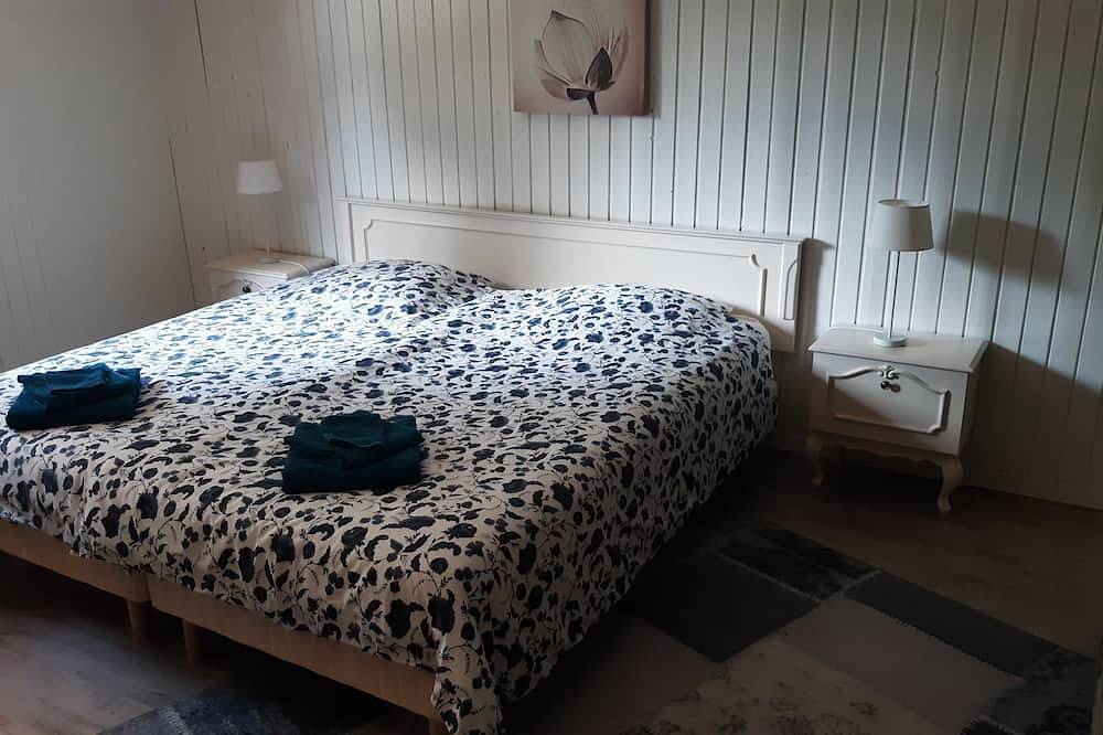 Lovely cottage at stock pond in Langatte, Saarburg (Francia)