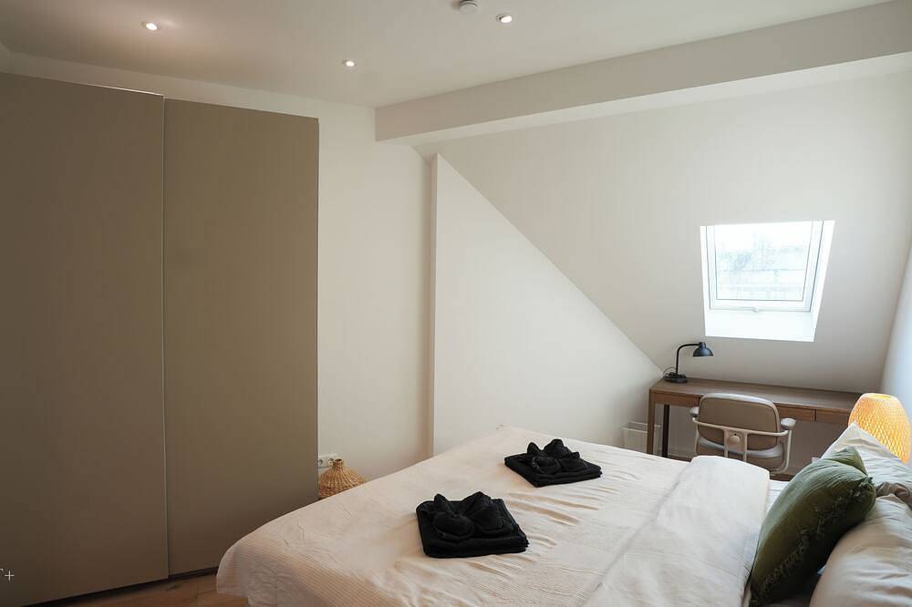Ganze Wohnung, 120 m² Luxus-Penthouse - Sky View Terasse - 2 Schlafzimmer - Neu und Design in Leipzig-Ost, Leipzig
