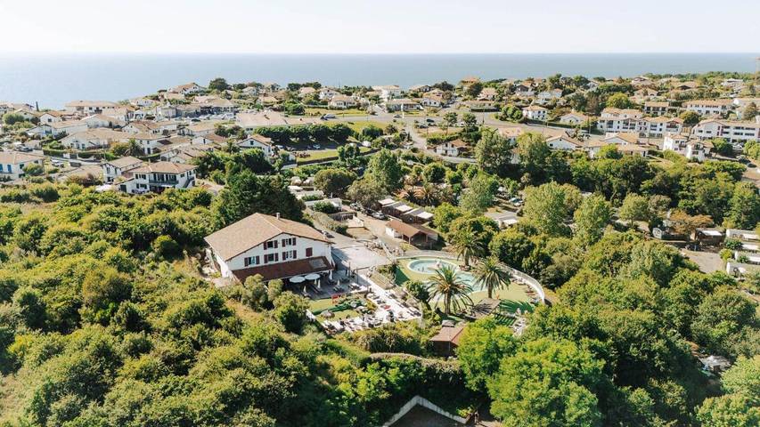Camping pour 4 personnes, avec vue ainsi que jardin et piscine, animaux acceptés à Bidart