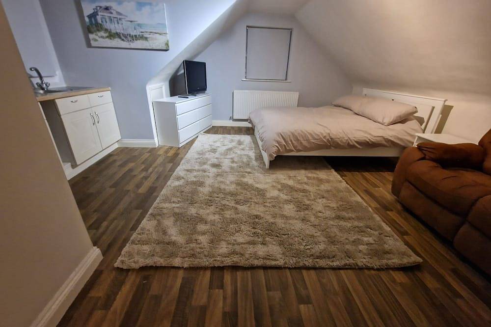 Pet friendly 4 bedroom with secure garden. Close to New Forest Park and beach in Christchurch, Dorset