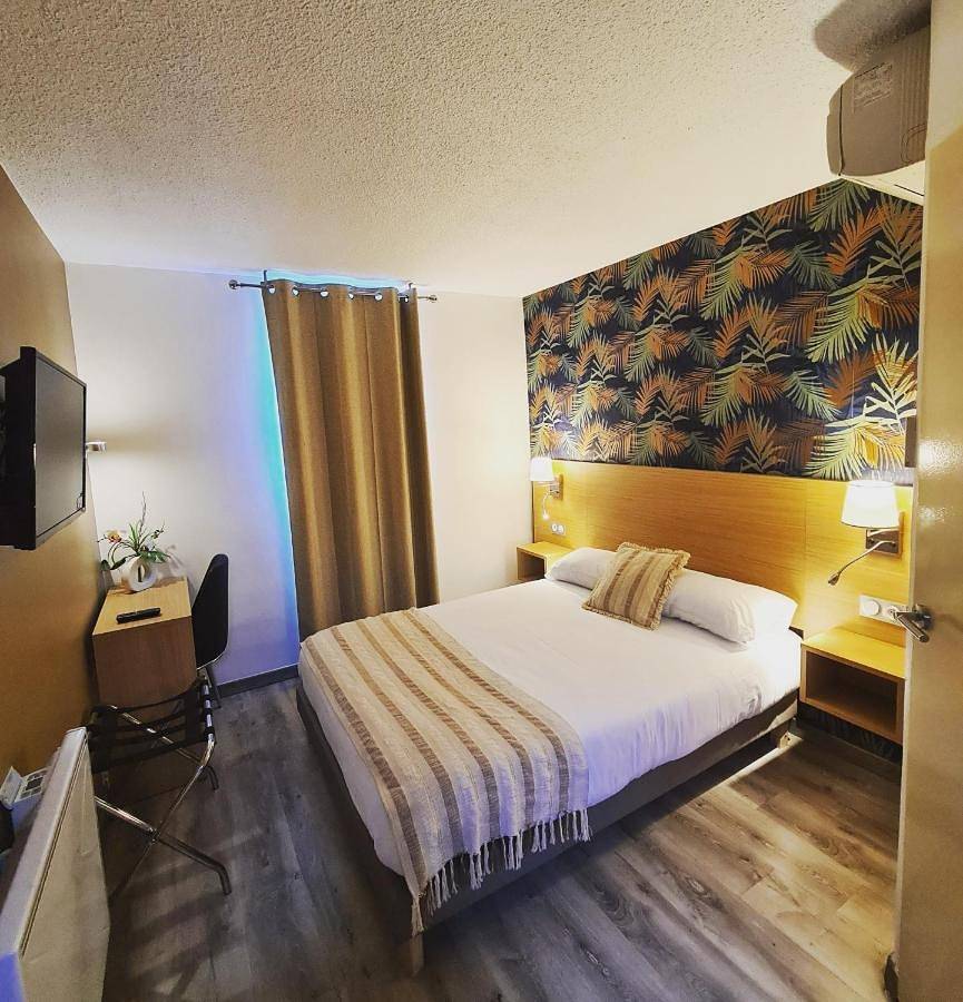 Twin Room in Osny, Val-d'Oise