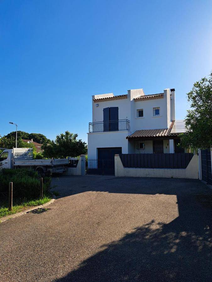 Location de vacances pour 10 personnes, avec vue ainsi que jardin et piscine, animaux acceptés à Garons - 3