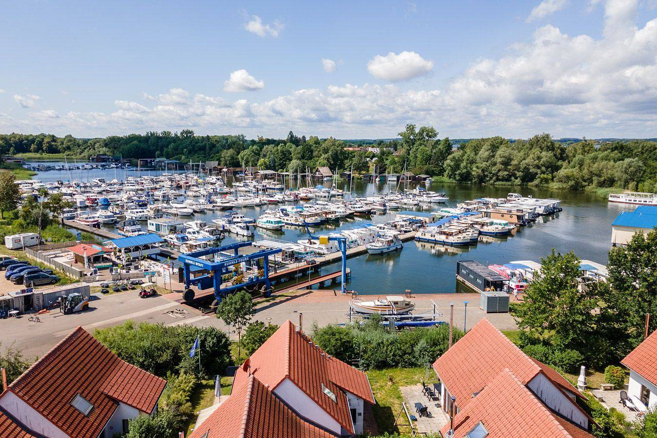 Modernes Ferienhaus mit Kamin, Terrasse, kleinem Garten und nur 100 m zum Hafen in Rechlin, Müritz