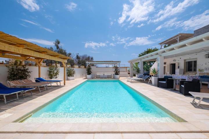 Villa per 15 persone, con Balcone e Terrazza nonché Giardino e Piscina a Pescoluse