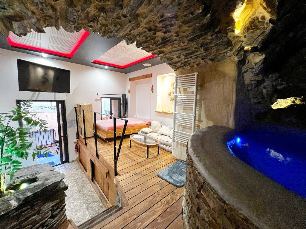 Gite Insolite, jacuzzi troglodyte proche plage, cour, A/C in Côte Vermeille, Collioure