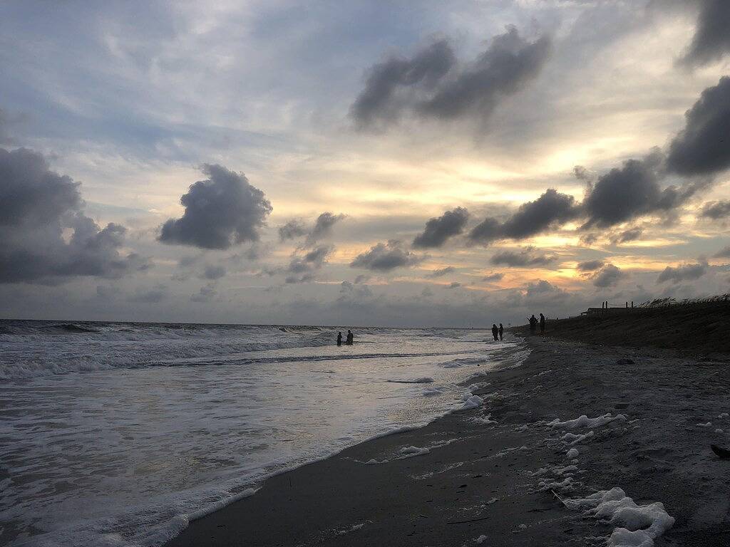 Oak Island Retreat - Ranch mit abgeschirmten Veranda in Oak Island (NC), Brunswick County