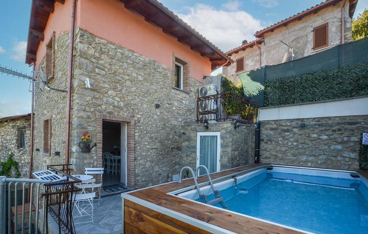 Moderno appartamento con 2 camere da letto, piscina, parcheggio e Wi-Fi in Castelnuovo di Garfagnana, Garfagnana