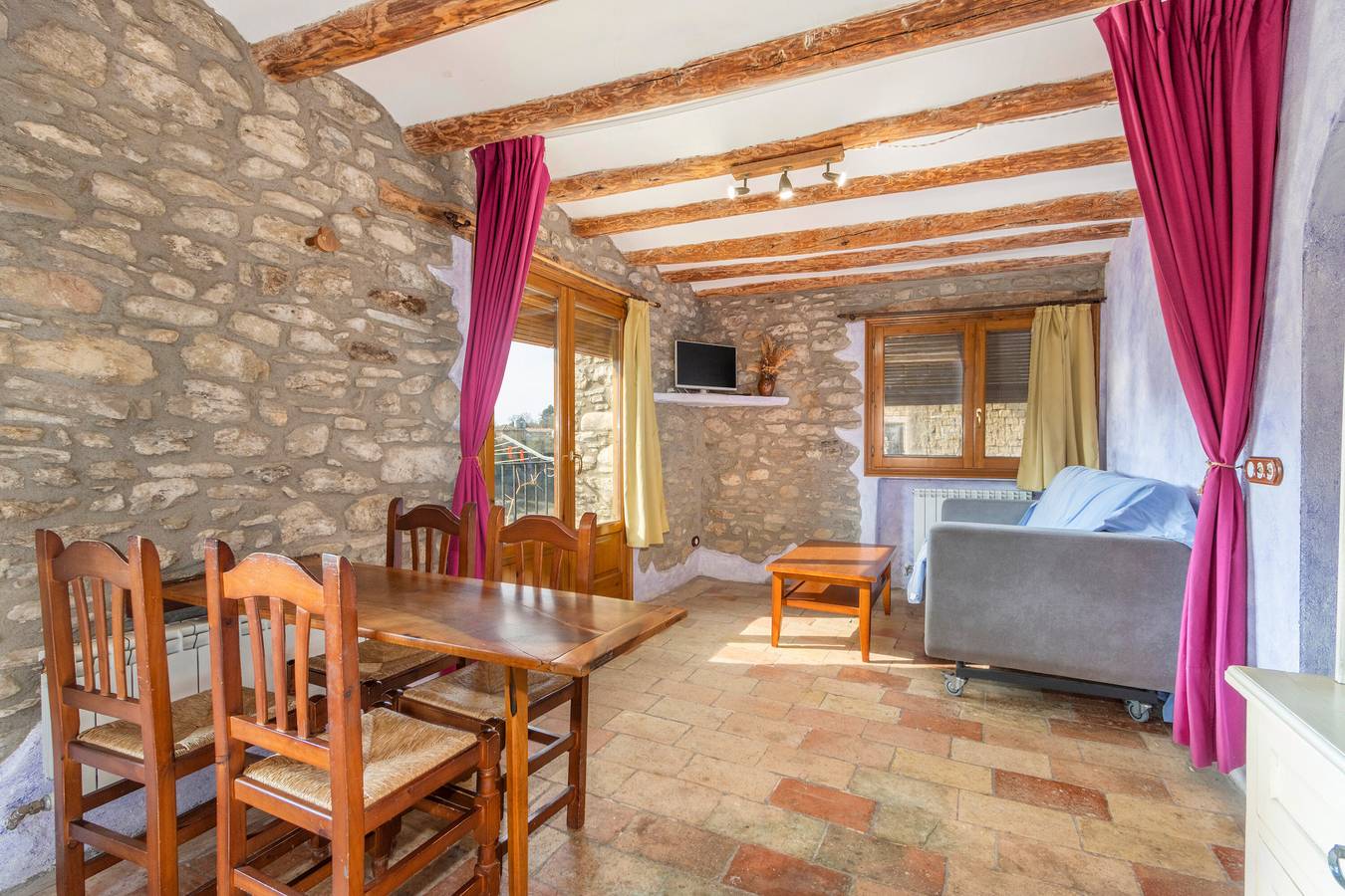 Apartamento 'Guarta' con vistas a la montaña, piscina compartida y Wi-Fi in Graus, Pirineos
