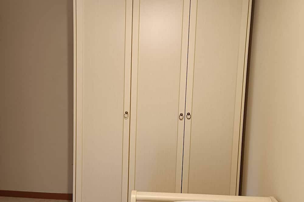 Entire apartment, Apartment in courtyard 15' from Lake Garda in Villafranca di Verona, Verona Province