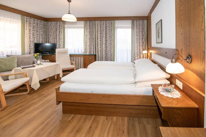 Geräumiges Doppelzimmer mit  Dusche, Wc und Balkon in Hohe Tauern, Rauris