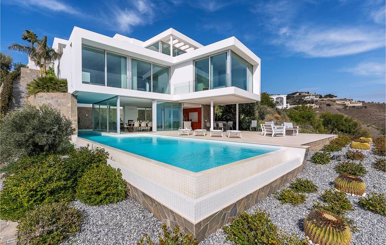 Feriehus for 10 personer, med terrasse og have samt pool - 1