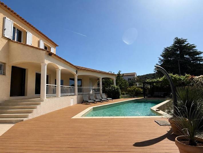 Location de vacances pour 10 personnes, avec jardin et piscine à Vailhauquès