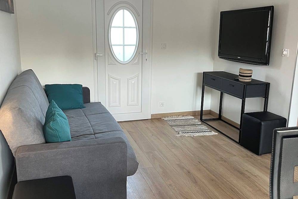 Entire apartment, Lovely 1st floor apartment in recent house - 5' walk to the beach in Venzolasca, Corte region