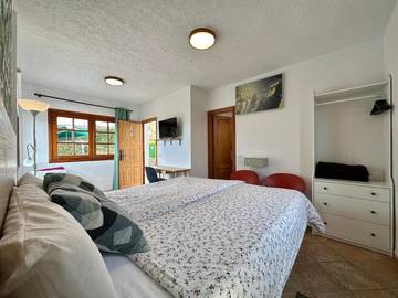 Hotel para 4 personas, con vistas y piscina además de sauna y jardín, Se admiten mascotas en San Juan de la Rambla