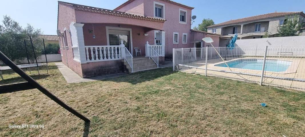 Location de vacances pour 9 personnes, avec jardin ainsi que terrasse et piscine à Saint-Hilaire-de-Brethmas - 2