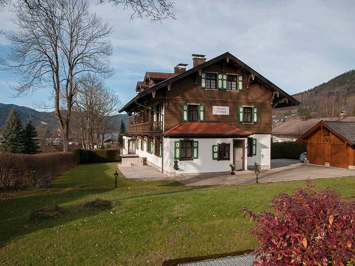 Hotel, mit Balkon und Garten am Tegernsee