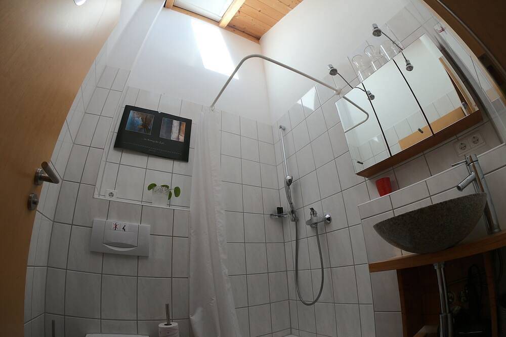 Ganze Wohnung, Idyllisches und lichtdurchflutetes Ferien-Studio mit Bergblick und Bachrauschen in Eurasburg, Starnberger See