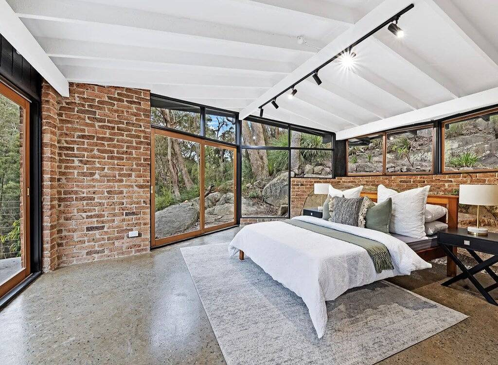 Stunning Peaceful Holiday Haven set on acreage with nearby Waterfall and Jacuzzi in Sydney, New South Wales