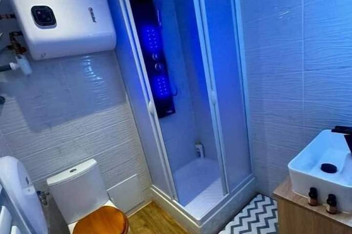 Gîte pour 3 personnes, avec terrasse ainsi que sauna et jardin à Meyzieu - 3