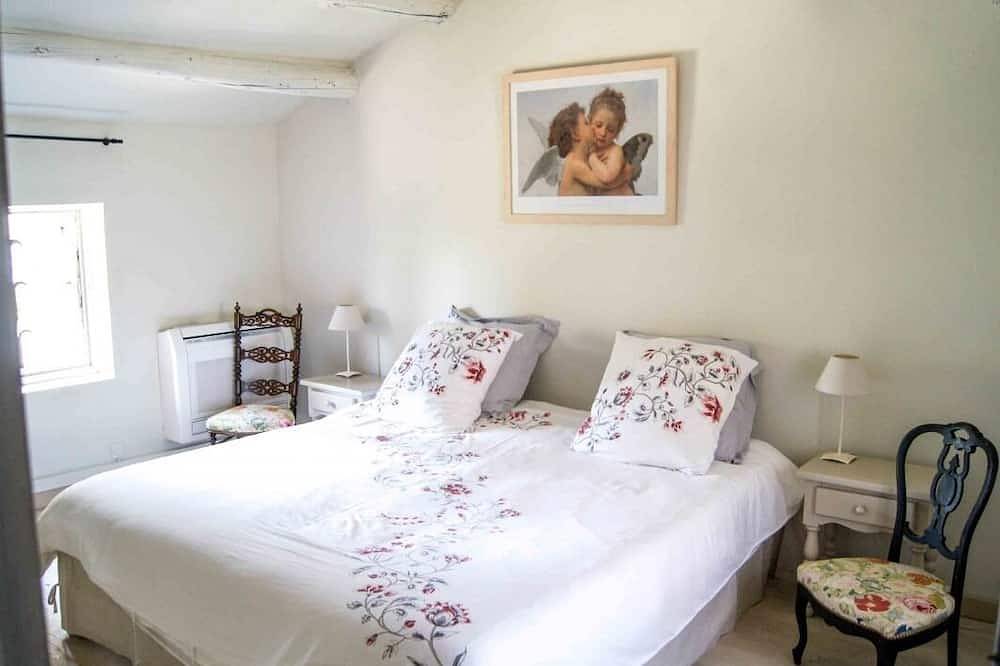 Family Cottage with courtyard in Villeneuve-lès-Avignon, Nimes region