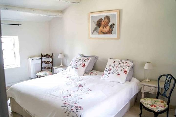 Gîte-Familie-Ensuite mit Bad-Blick auf den Hof-Gîte in Villeneuve-lès-Avignon, Nimes und Umgebung