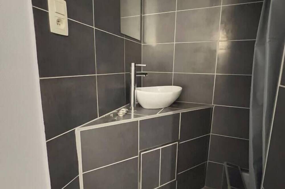 Geheel appartement, Rive Gauche B center - train station - airport in Charleroi, Henegouwen