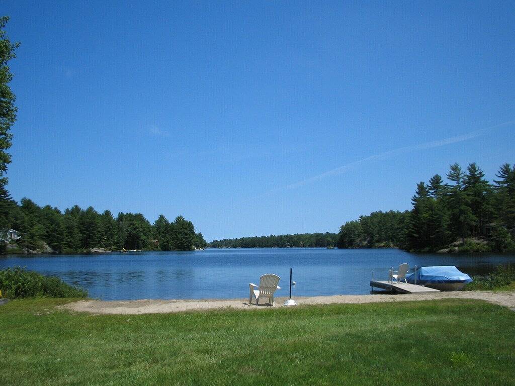 Moderne Seeufer Muskoka Escape Unique Beachfront Cottage und keine Hochwasserprobleme in Gravenhurst, Muskoka