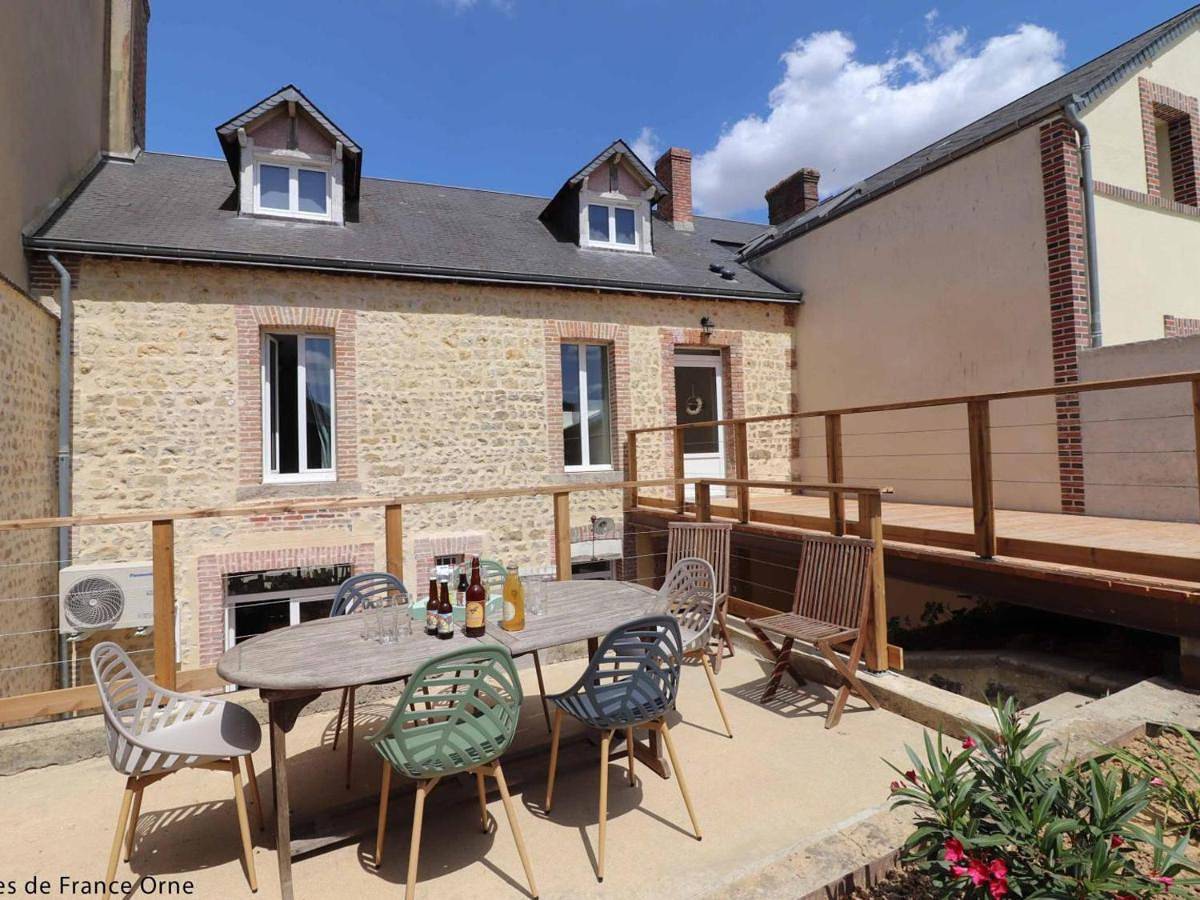 Maison familiale au cœur du village avec jardin clos et terrasse - Fr-1-497-252 in Le Mêle-sur-Sarthe, Parc naturel régional Normandie-Maine