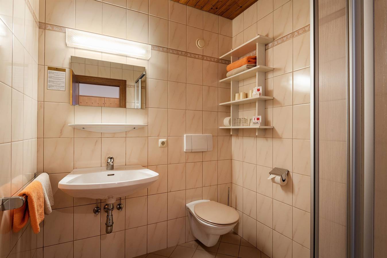 Doppelzimmer, Dusche, Wc in Sankt Johann in Tirol, Kaisergebirge