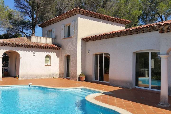 Location de vacances pour 8 personnes, avec balcon et jardin dans Golf et Tennis Club de Valescure