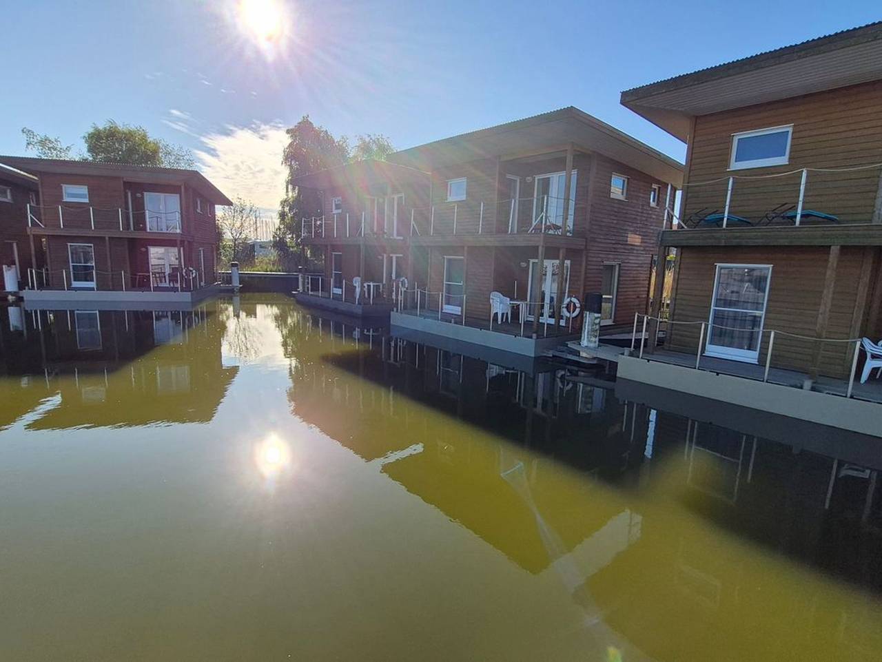 Neu renoviertes schwimmendes Ferienhaus „Fischland“ in Barth in Barth, Vorpommern-Rügen