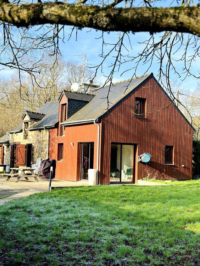 Location de vacances pour 15 personnes, avec jardin et vue ainsi que vue sur le lac et sauna dans Saint-Aubin-du-Cormier