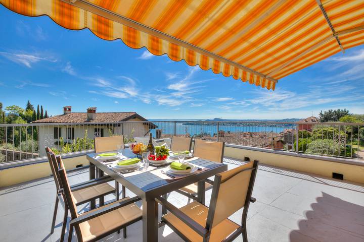 Ferienwohnung für 5 Personen, mit Terrasse und Seeblick in Gardone Riviera