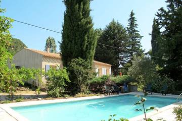 Location de vacances pour 8 personnes, avec jardin et piscine à Tresques